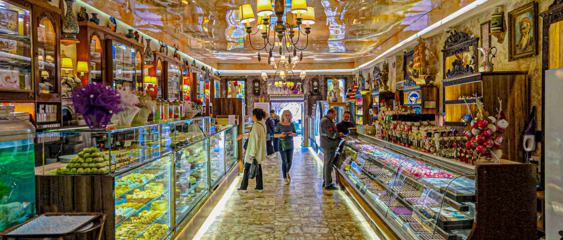 Petek Pastanesi serpme kahvaltı - zengin Kıbrıs kahvaltısı