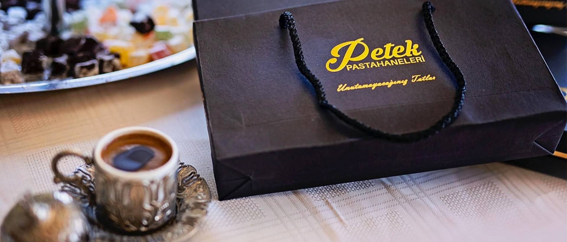 Geleneksel Kıbrıs tatlıları - pirohu, şamişi, lokum