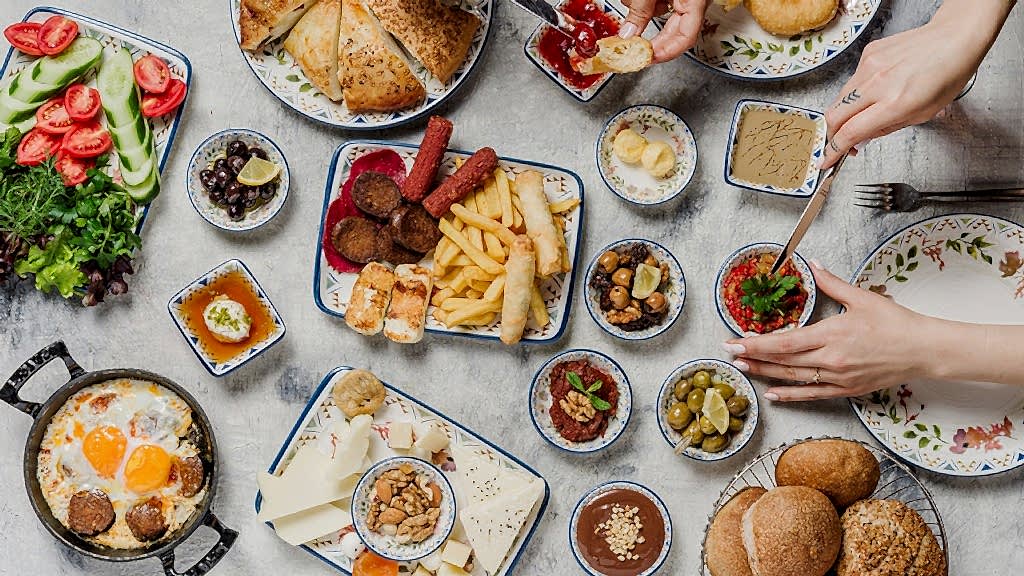 Zengin serpme kahvaltı - peynir, zeytin, reçel, yumurta